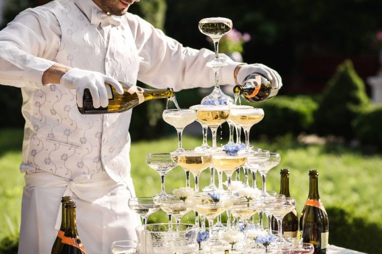 How-much-does-a-wedding-bartender-cost